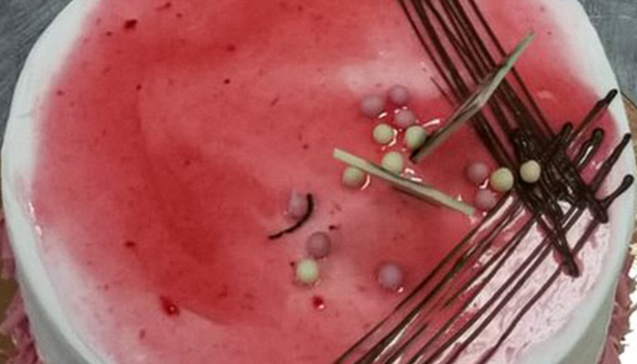 Strawberry Eggless Cake (7")